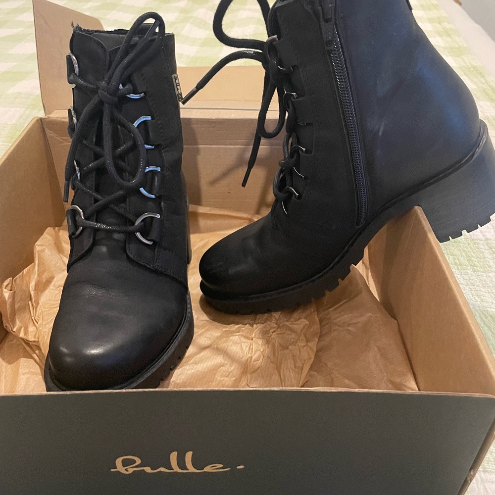 Lace-Up Boots with Side Zipper – Size 6 (Fits More Like 5.5)